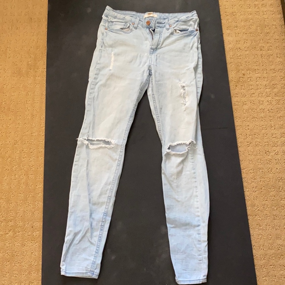 Jeans Forever 21 brand Size 27 Ripped